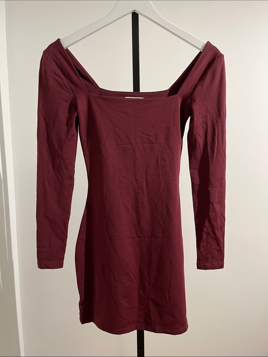 Aritzia Dresses & Skirts - Aritzia Contour Long Sleeve Dress - Burgundy